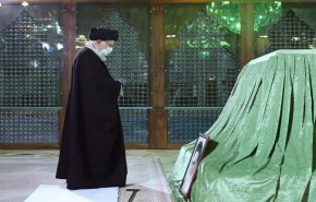 قائد الثورة الاسلامية يزور مرقد الامام الخميني (قدس)+ فيديو