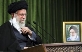 قائد الثورة: لا یمکن للأعداء ارتکاب أی حماقة ضد ایران