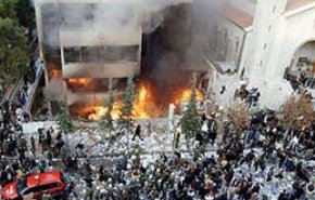 صفحة من التاريخ... تظاهرات واضرام النار بسفارتين في دمشق