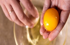 هل شرب البيض النيء مفيد؟