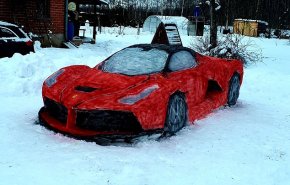 بالفيديو..بطريقة غريبة نحت سيارة فيراري من الثلج