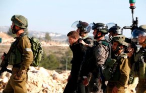 الاحتلال يواصل اعتقال والاعتداء على الفلسطينيين