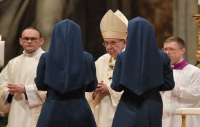 البابا يخالف التقاليد المسيحية ويعين امرأة في منصب رفيع
