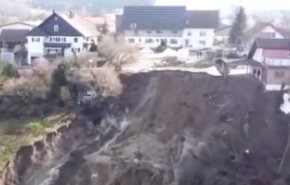 شاهد إنهيار أرضي مفزع في ألمانيا والمنازل على حافة الهاوية!
