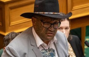 نيوزيلندا.. البرلمان يطرد قائد شعب أصلى لرفضه ارتداء ربطة عنق 