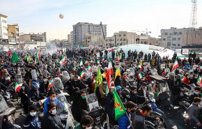 الحضور الجماهيري الكبير في ايران هو المَعْلَمُ الاساسي للثورة الاسلامية