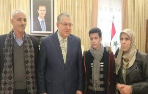 بالصور..وزير تربية سوريا يلتقي طالبا مبدعا اخترع رجلا آليا