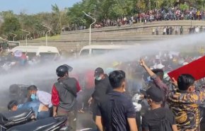 بالفيديو .. شرطة ميانمار تفرق مظاهرة طلابية