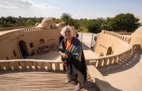 شاهد.. إمرأة ألمانية تبني منزلا لها على الطراز البدوي وسط صحراء مصر 