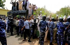 شاهد: السودانيون بين مطرقة الجوع وسندان الاعتقالات الجماعية