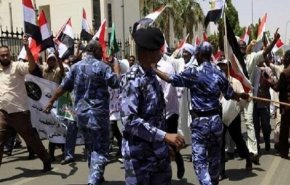 ادامه اعتراضات مردمی در سودان؛ بازداشت 30 مسئول رژیم عمرالبشیر