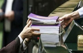 البرلمان الايراني يتسلم مشروع قانون الموازنة العامة المعدل