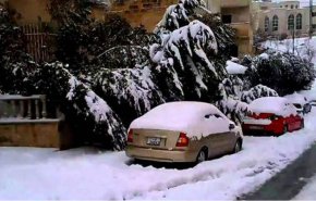 استمرار هطول الثلوج في الأردن والجيش يساعد في فتح الطرقات