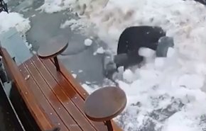 بالفيديو.. لحظة سقوط قطعة جليد على رأس امرأة