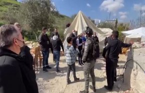 قوات الاحتلال تداهم خيمة أقامتها عائلة فلسطينية شرقي القدس المحتلة
