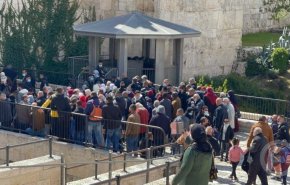 منذ اشهر.. الاحتلال يواصل منع اهالي الضفة من صلاة الجمعة بالاقصى