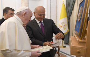 بالفيديو.. الرئيس العراقي يقدم هديّة لبابا الفاتيكان