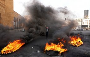 المحتجون اللبنانيون يواصلون قطع الطرقات بالإطارات 