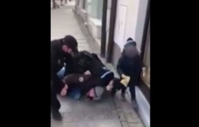 بالفيديو.. اعتقال مواطن بقسوة أمام طفله لرفضه ارتداء الكمامة