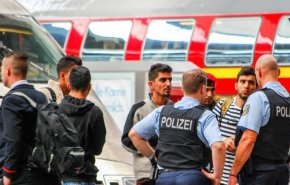 شاهد..لكمة على وجه لاجئ سوري مُكبل أمام أعين الشرطة الالمانية يثير ضجة