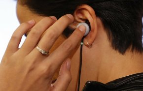 طبيب يحذر من مخاطر استخدام سماعات الأذن لفترات طويلة