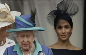 بالصورة.. ’​شارلي إيبدو’ تغضب البريطانيين برسم مثير عن الملكة وميغان