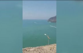 فيديو.. لحظة هروب وزراء حكومة هادي عبر البحر 