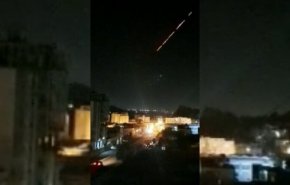 تحلیق طائرة مسيرة فوق سماء عدن ومحاولة الدفاعات الأرضية لاسقاطها