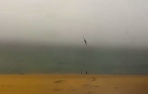 شاهد بالفيديو لحظة سقوط مروحية صينية فى البحر