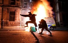 مظاهرات عنيفة بإنجلترا وإضرام النار في سيارات للشرطة