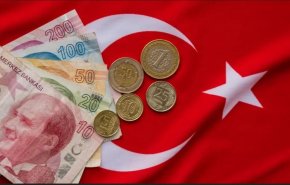 شاهد.. التدخلات السياسية تدفع الليرة التركية الى السقوط