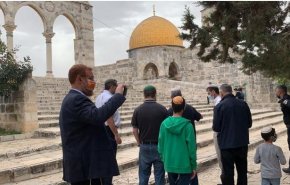 عشرات المستوطنين يقتحمون باحات الأقصى