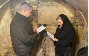 بالصور: نتنياهو يتضرع أمام حائط البراق للفوز بالانتخابات 