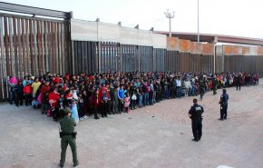 بحران در مرز آمریکا؛ انتقال کودکان پناهجو به پایگاههای نظامی تگزاس
