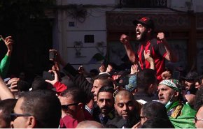 الجزائريون يتظاهرون في الجمعة العاشرة بعد المائة للحراك