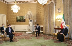 وزير الخارجية الصيني يلتقي الرئيس روحاني ولاريجاني