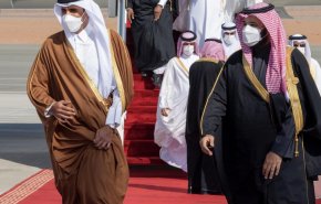 أمير قطر يتلقى اتصالاً هاتفياً من ولي العهد السعودي
