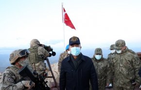 وزير الدفاع التركي وقادة الجيش على الحدود مع سوريا والعراق

