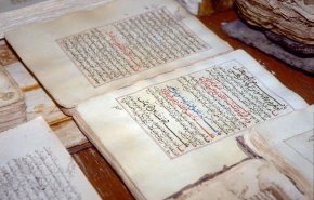 معرض في بغداد يحتضن مخطوطات بـ8 لغات عمرها ألف عام