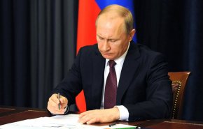بوتين يوقع قانونا يمنحه حق الترشيح لفترتين رئاسيتين جديدتين