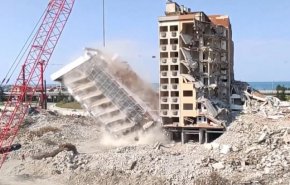 بالفيديو.. مشاهد مرعبة للحظة نجاة عامل من سقوط مبنى في تركيا