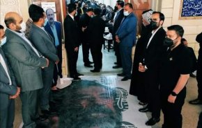 عکس صدام زیر پای عزاداران قاضی دادگاه وی