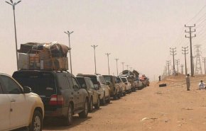 مئات المسافرين اليمنيين يعانون من عدم السماح لعبورهم منفذ الوديعة