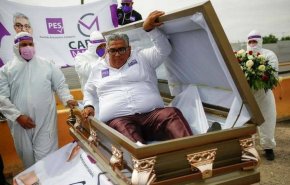 مرشح برلماني مكسيكي يدهش المواطنين بحملته الانتخابية الغريبة!