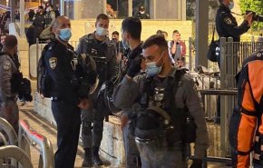 شاهد..الاحتلال يمطر المصلين في القدس بالقنابل