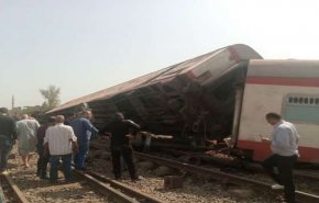 شاهد/ 8 قتلى وعشرات الإصابات نتيجة خروج قطار عن القضبان في مصر