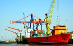ميناء ايراني يستقبل شحنتين من معدات المصافي متجهتين للعراق