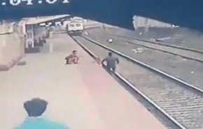 شاهد..شاب ينقذ طفلاً من أمام عربة قطار مسرعة