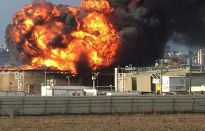 شاهد بالفيديو..اندلاع حريق كبير في مصفاة نفط بمدينة حيفا