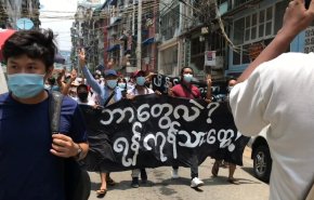 بعد 3 أشهر من الانقلاب.. متظاهرون ينظمون مسيرة في ميانمار

